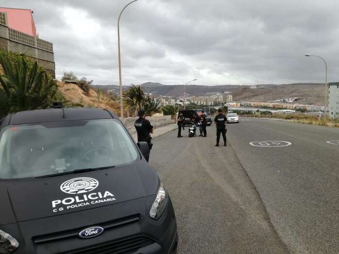 Efectivos de la Policía Canaria, este martes en el Valle de Jinámar (Foto TA)